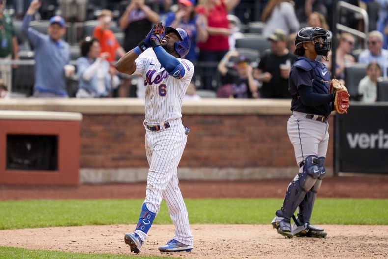 Starling Marte de los Mets de Nueva York celebra tras pegar un jonrón de dos carreras ante el relevista de los Guardianes de Cleveland, Trevor Stephan, en la octava entrada del juego de las Grandes Ligas en Nueva York, el domingo 21 de mayo de 2023. (AP Foto/John Minchillo)