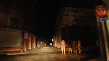 la mitad de cuba esta sin electricidad por una falla en una linea de alta tension