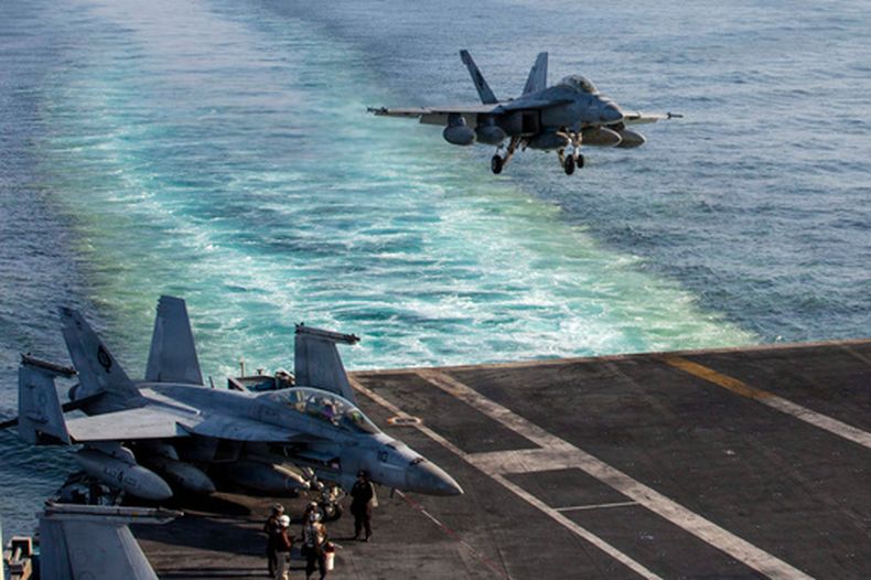 Imagen entregada por el Comando Central de Estados Unidos que muestra a un avión aterrizando en el portaaviones USS Abraham Lincoln el 28 de febrero del 2026. (Marina de Estados Unidos via AP)