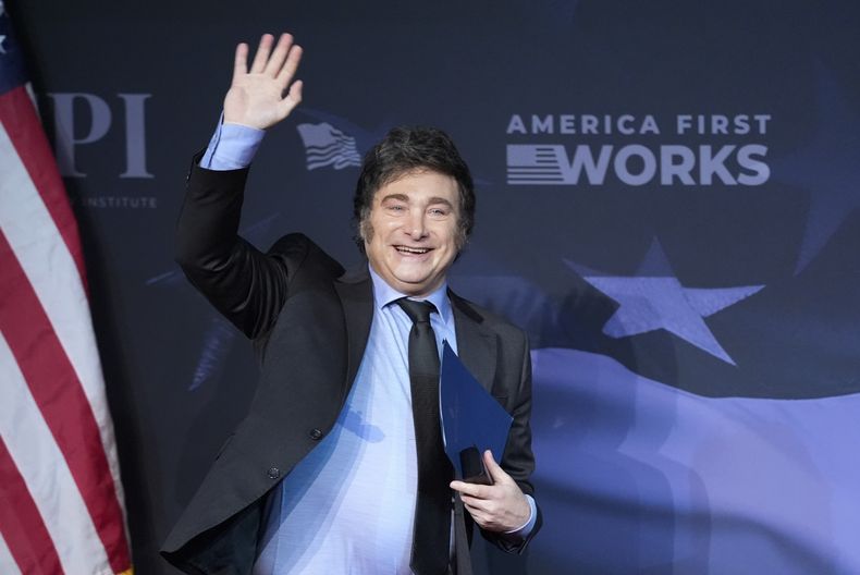 ARCHIVO -- El presidente de Argentina, Javier Milei, se dispone a pronunciar un discurso ante el presidente electo de Estados Unidos, Donald Trump, durante una gala del America First Policy Institute en su finca en Mar-a-Lago, el 14 de noviembre de 2024, en Palm Beach, Florida. (AP Foto/Alex Brandon, archivo)
