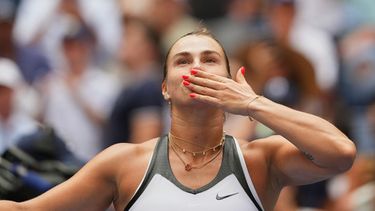 La bielorrusa Aryna Sabalenka celebra al vencer a la suiza Rebeka Masarova en la primera ronda del Abierto de Estados Unidos el domingo 24 de agosto del 2025. (AP Foto/Kirsty Wigglesworth)