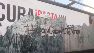 tropas de choque del regimen cubano en lima vandalizan las vallas que denunciaban la represion en la isla