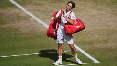 Arthur Fery, de Gran Bretaña, aplaude al público mientras abandona la cancha tras perder ante Alexander Zverev, de Alemania, en su partido de semifinales de individuales masculinos en el Campeonato de Tenis de Wimbledon en Londres, el viernes 10 de julio de 2026. (Foto AP/Kin Cheung)