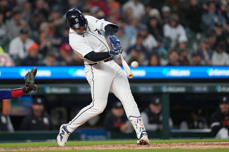 Spencer Torkelson, de los Tigres de Detroit, batea un jonrón de dos carreras contra los Rangers de Texas durante la quinta entrada del juego de béisbol de Grandes Ligas, el domingo 3 de mayo de 2026, en Detroit. (AP Foto/Paul Sancya)