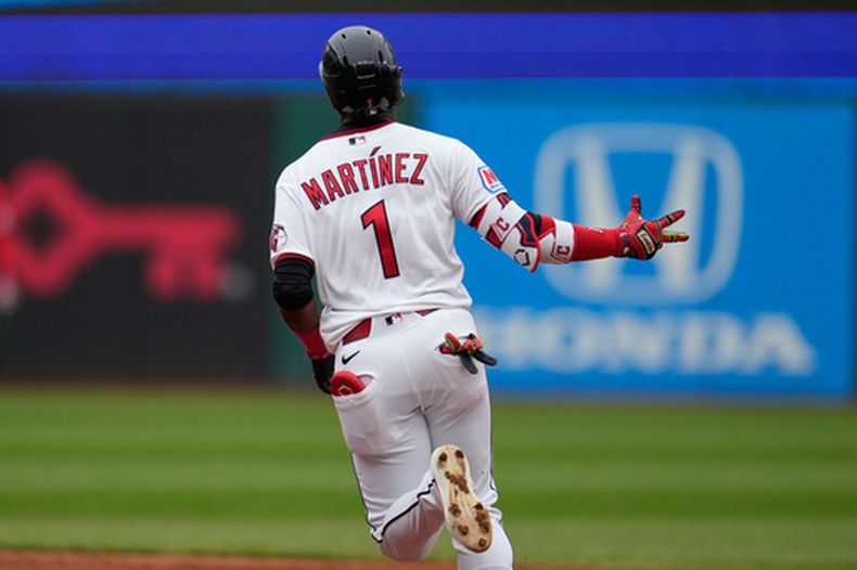 El dominicano Ángel Martínez, de los Guardianes de Cleveland, recorre las bases luego de batear un jonrón en el duelo del martes 12 de mayo de 2026 ante los Angelinos de Los Ángeles (AP Foto/Sue Ogrocki)