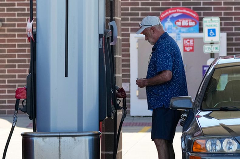 Un cliente mira los precios del combustible en una gasolinera en Vernon Hills, Illinois, el lunes 6 de julio de 2026. (AP Foto/Nam Y. Huh)