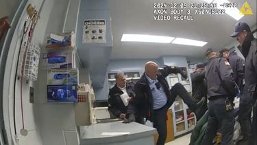 Imagen suministrada por la fiscalía general del estado de Nueva York que muestra imágenes tomadas por una cámara corporal de guardias correccionales pegándole a un hombre esposado, Robert Brooks, en el Instituto Correccional Marcy en el condado Oneida, Nueva York, el 9 de diciembre del 2024. (Fiscalía general del estado de Nueva York office via AP)