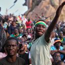 Un hincha de Senagal sigue la transmisión del partido de la selección nacional contra Francia en el Mundial, el martes 16 de junio de 2026, en Dakar. (AP Foto/Misper Apawu)