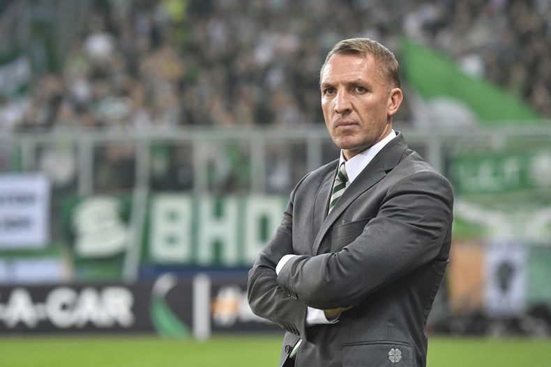 ARCHIVO - Brendan Rodgers, nuevo técnico del Celtic de la liga escocesa, durante el partido entre Salzburgo y Celtic por la Liga Europa, el 4 de octubre de 2018. Rodgers regresa a Celtic, cuatro años y medio después de irse para dirigir a Leicester en la Liga Premier inglesa. (AP Foto/Kerstin Joensson)