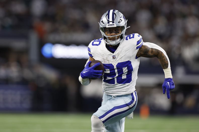 ARCHIVO - Tony Pollard (20), running back de los Cowboys de Dallas, acarrea el balón durante un partido de la ronda de comodines de los playoffs de la NFL, el domingo 14 de enero de 2024, en Arlington, Texas. Tony Pollard jugará en los Titans en lugar de Derrick Henry, dijeron fuentes a AP el lunes 11 de marzo de 2024. (AP Foto/Matt Patterson, Archivo)