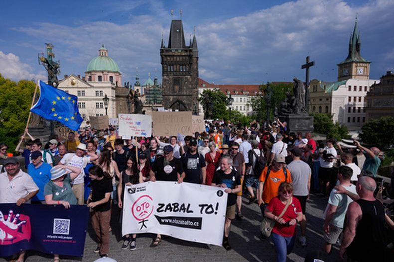 Miles de personas protestan contra un plan del gobierno que pretende cambiar la financiación de las emisoras públicas en Praga, República Checa, el domingo 24 de mayo de 2026. (Foto AP/Petr David Josek)