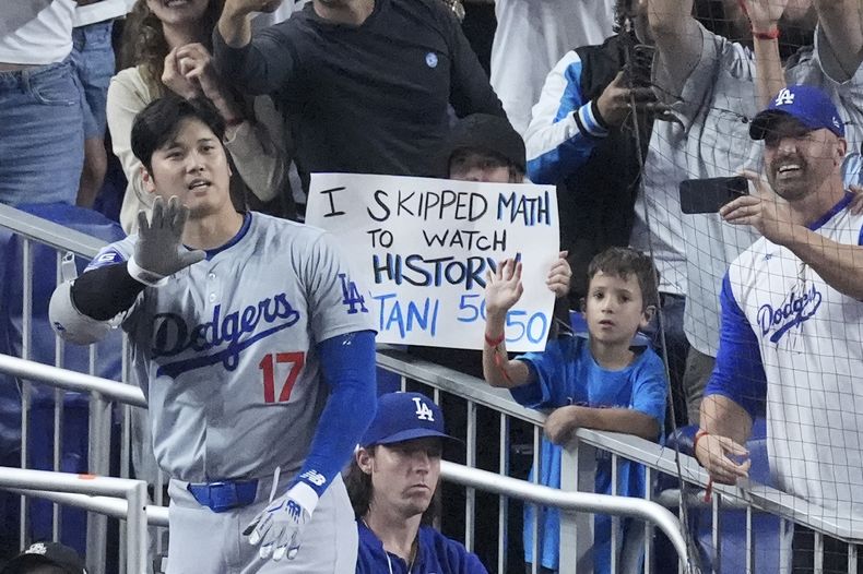 El japonés Shohei Ohtani, de los Dodgers de Los Ángeles, agradece al público luego de batear un jonrón en la séptima entrada del duelo del jueves 19 de septiembre de 2024, ante los Marlins de Miami (AP Foto/Wilfredo Lee)