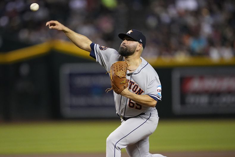 José Urquidy, abridor de los Astros de Houston, lanza durante la primera entrada del juego de béisbol en contra de los Diamondbacks de Arizona, el viernes 29 de septiembre de 2023, en Phoenix. (AP Foto/Matt York)