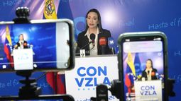La aspirante presidencial de la oposición María Corina Machado da una conferencia de prensa en la sede de su campaña en Caracas, Venezuela, el viernes 15 de diciembre de 2023. (AP Foto/Matias Delacroix)