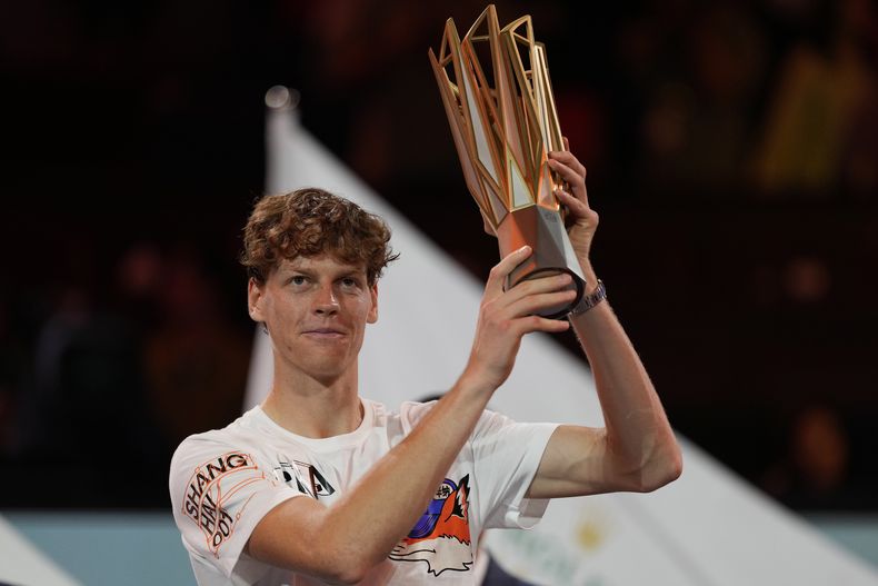 El italiano Jannik Sinner celebra tras ganar el Masters de Shanghai al vencer al serbio Novak Djokovic en la final el domingo 13 de octubre del 2024. (AP Foto/Andy Wong)