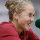Mirra Andreeva durante una rueda de prensa tras ganar su partido de la segunda ronda del Abierto de Francia, el jueves 1 de junio de 2023, en París. (AP Foto/Jean-Francois Badias)