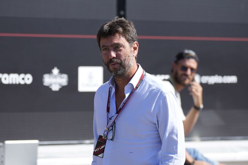 ARCHIVO - Foto del 10 de septiembre del 2022, el presidente de la Juventus Andrea Agnelli llega a la práctica de la F1 en Monza. El lunes 10 de julio del 2023, Agnelli es vetado otros 16 meses por el caso de fraude en la reducción de salarios de jugadores durante la pandemia. (AP Foto/Luca Bruno, Archivo)