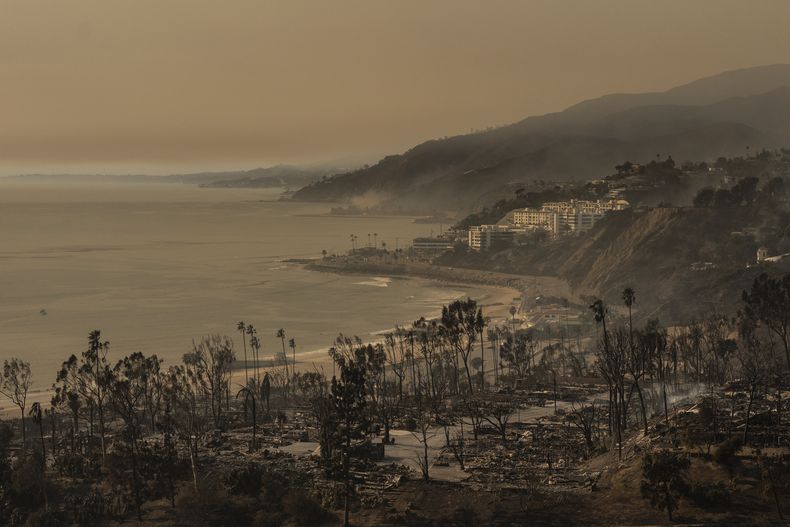 En la parte inferior se puede ver una comunidad de casas móviles devastada por el incendio de Palisades, en el vecindario de Pacific Palisades en Los Ángeles, el 9 de enero de 2025. (Foto AP/Jae C. Hong)