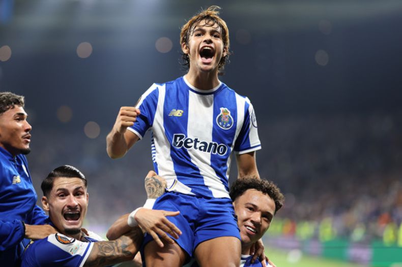 ARCHIVO: El jugador del Porto, Rodrigo Mora, celebra sobre los hombros de su compañero Pepe tras anotar el segundo gol de su equipo durante el partido de la fase inicial de la Liga Europa entre el FC Porto y el Estrella Roja de Belgrado en el estadio do Dragão, en Oporto, Portugal, el jueves 2 de octubre de 2025. (Foto AP/Luis Vieira, archivo)