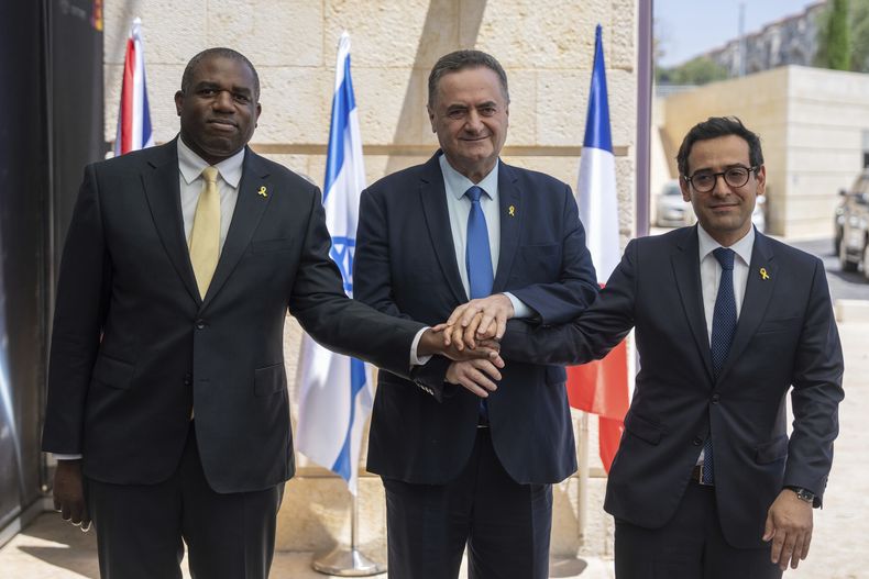 El secretario de Relaciones Exteriores del Reino Unido, David Lammy, izquierda, y su homólogo francés Stéphane Séjourné, derecha, son recibidos por el ministro israelí del Exterior Israel Katz, el viernes 16 de agosto de 2024, en una reunión en Jerusalén. (AP Foto/Ohad Zwigenberg)