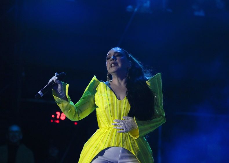 ARCHIVO - La cantautora mexicana Carla Morrison durante su presentación en el festival Vive Latino en la Ciudad de México el 18 de marzo de 2023. (Foto AP/Fernando Llano, archivo)