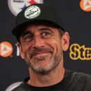 El quarterback de los Steelers de Pittsburgh Aaron Rodgers habla con los reporteros al inicio del campamento de entrenamiento del equipo el martes 28 de julio del 2026. (AP Foto/Gene J. Puskar)