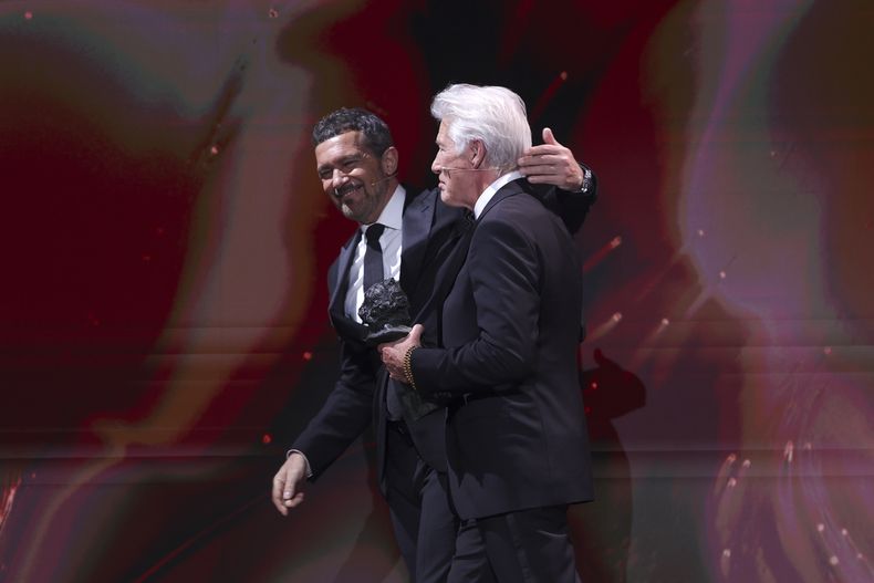 Antonio Banderas, izquierda, y Richard Gere se dan un abrazo durante la 39ª ceremonia de los Premios Goya en Granada, España, el sábado 8 de febrero de 2025, en Granada. (Foto AP/Fermin Rodriguez)