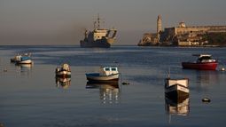 El buque Papaloapan de la Armada de México llega a la bahía de La Habana, Cuba, el jueves 12 de febrero de 2026. (AP Foto/Ramón Espinosa)