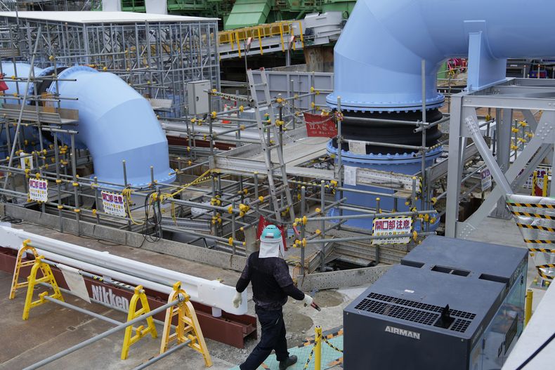 Un trabajador recorre la planta de energía nuclear Fukushima Daiichi, operada por Tokyo Electric Power Company Holdings (TEPCO), en Futaba, Japón, el viernes 14 de julio de 2023. (AP Foto/Hiro Komae)