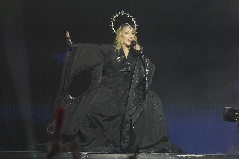 Madonna se presenta en el último concierto de The Celebration Tour, en la playa de Copacabana en Río de Janeiro, Brasil, el sábado 4 de mayo de 2024. (Foto AP/Silvia Izquierdo)