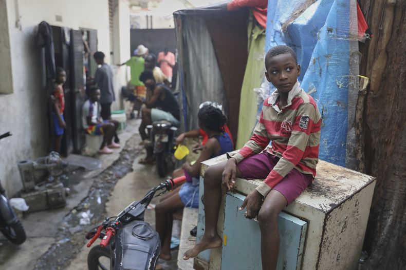 Personas desplazadas por la violencia de pandillas viven en la oficina del Ministerio de Obras Públicas, Transportes y Comunicaciones, convertida en albergue, en Puerto Príncipe, Haití, el martes 9 de septiembre de 2025. (AP Foto/Odelyn Joseph)