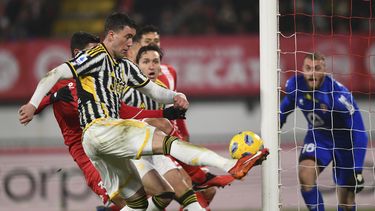 Dusan Vlahovic de la Juventus disputa un balón en el partido contra Monza italiana en la Serie A, el viernes 1 de diciembre de 2023, en Monza. (Claudio Grassi/LaPresse vía AP)