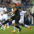El jugador del PSG Kylian Mbappe juega durante un partido de la League One francesa entre el Auxerre y el Paris Saint Germain,en el estadio de Abbe Deschamps en Auxerre, en el centro de Francia, el domingo 21 de mayo de 2023. (AP Foto/Thibault Camus)