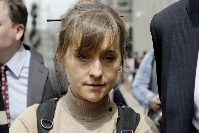 La actriz de televisión Allison Mack sale de un tribunal federal el 8 de abril de 2019 en Brooklyn, Nueva York, después de declararse culpable de cargos de extorsión en el caso del grupo de culto NXIVM en el norte de Nueva York. (AP Foto/Mark Lennihan, archivo)