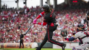 El dominicano Elly De La Cruz, de los Rojo de Cincinnati, consigue un doble en la segunda entrada del parido contra los Bravos de Atlanta en Cincinnati, el viernes 23 de junio de 2023. (AP Foto/Aaron Doster)