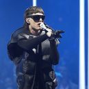 ARCHIVO - Peso Pluma durante su presentación en los Premos MTV a los Videos Musicales el 12 de septiembre de 2023, en el Prudential Center en Newark, Nueva Jersey. La industria musical mundial superó los 4 billones de reproducciones en 2023, un nuevo récord para un solo año, según el Informe de Fin de Año 2023 de Luminate. La música regional meixcana y artistas como Peso Pluma fueron de los más escuchados. (Foto Charles Sykes/Invision/AP, archivo)