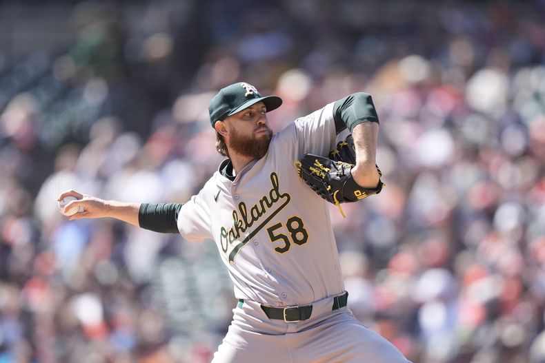 El lanzador de los Atléticos de Oakland Paul Blackburn lanza en la primera entrada del juego ante los Tigres de Detroit el sábado 6 de abril del 2024. (AP Foto/Carlos Osorio)