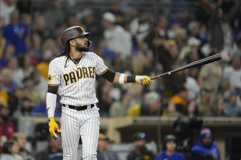 El dominicano Fernando Tatis Jr. observa su jonrón de tres carreras en el encuentro del sábado 3 de junio de 203, ante los Cachorros de Chicago (AP Foto/Gregory Bull)