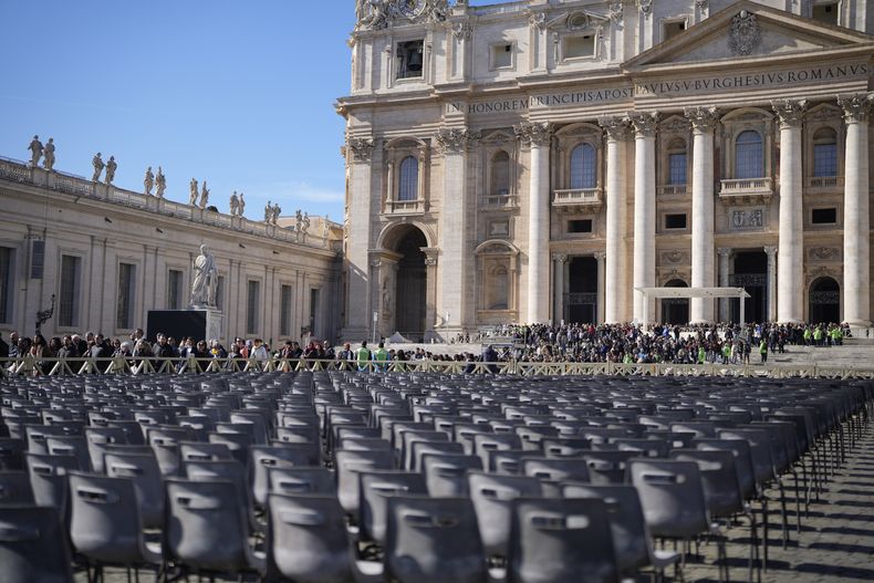 La gente sale de la Basílica de San Pedro el domingo 16 de febrero de 2025, después de asistir a una misa que debía ser presidida por el papa Francisco antes de ser hospitalizado el viernes. La misa fue presidida por el cardenal José Tolentino de Mendonça. (AP Foto/Gregorio Borgia)