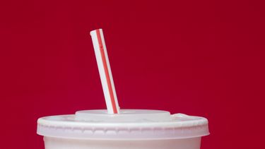 En esta imagen de archivo, un vaso de refresco de McDonalds, con una pajita de plástico, en Surfside, Florida, el 24 de mayo de 2018. (AP Foto/Wilfredo Lee, archivo)