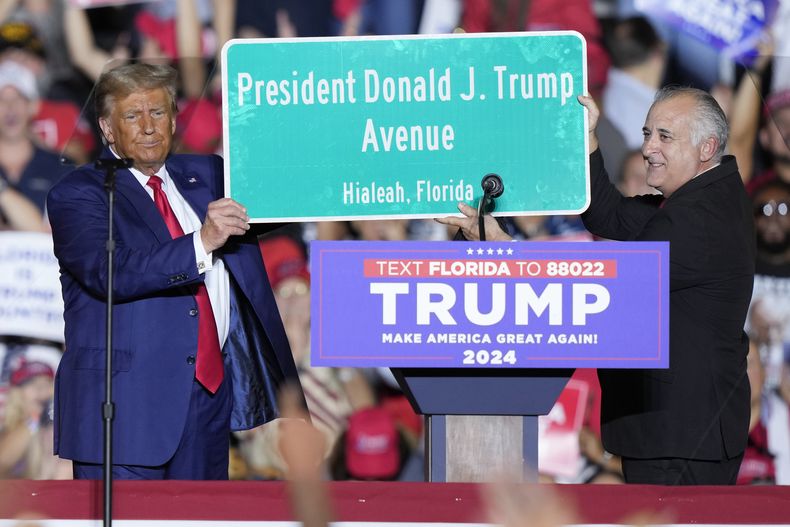 Donald Trump, expresidente de Estados Unidos, sostiene un cartel con el alcalde de Hialeah, Esteban Bovo, en un mitin en Hialeah, Florida, el 8 de noviembre de 2023. (AP Foto/Lynne Sladky)