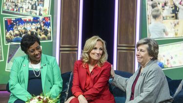 La primera dama Jill Biden (cent) junto con Becky Pringle, presidenta de la Asociación Nacional de la Educación (izq) y Randi Weingarten, presidenta de la Federación de Maestros (der) en un evento de agradecimiento en el complejo de la Casa Blanca en Washington el 16 de diciembre del 2024. (AP foto/Rod Lamkey, Jr.)