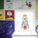 Dibujos de Snoopy se exhiben como parte del 75º aniversario de Peanuts, en la exposición Snoopy In Style en París el jueves 20 de marzo de 2025. (Foto AP/Thomas Padilla)