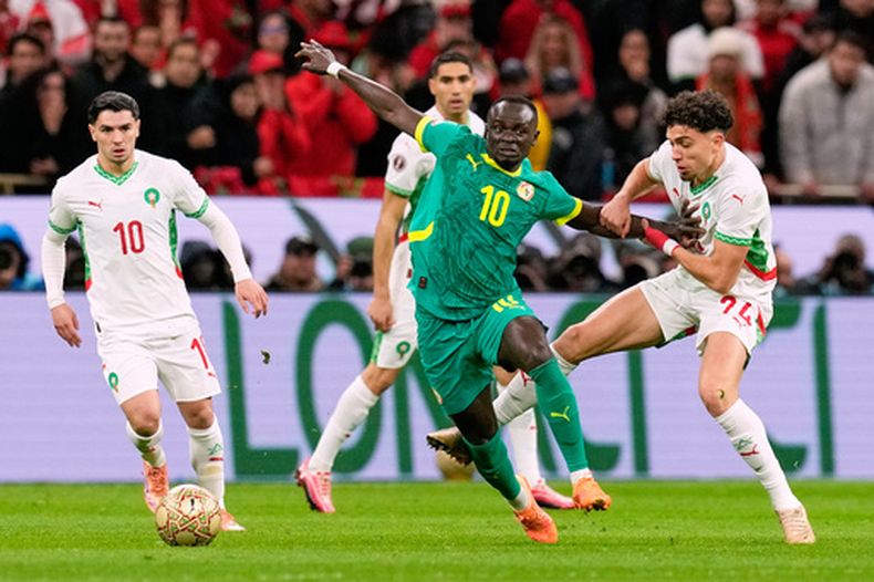 ARCHIVO - Foto del 18 de enero del 2026, Sadio Mane de Senegal pelea por el balón con Neil El Aynaoui de Marruecos en la final de la Copa Africana de Naciones. (AP Foto/Themba Hadebe, File)
