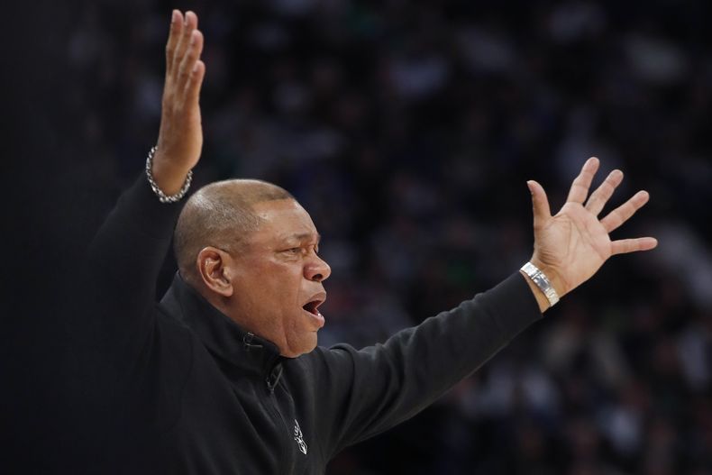 Doc Rivers, entrenador de Milwaukee, cuestiona una llamada de los árbitros en una jugada contra los Timberwolves de Minnesota durante el primer cuarto del juego de baloncesto de la NBA, el viernes 23 de febrero de 2024, en Minneapolis. (AP Foto/Bruce Kluckhohn)
