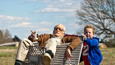 americateve | Johnny Knoxville, a la izquierda, como Irving Zisman, y Jackson Nicoll, como Billy en la cinta Jackass Presents: Bad Grandpa", de Paramount Pictures y MTV Films. La pel&iacute;cula cop&oacute; las taquillas este fin de semana en cines de Estados Unid