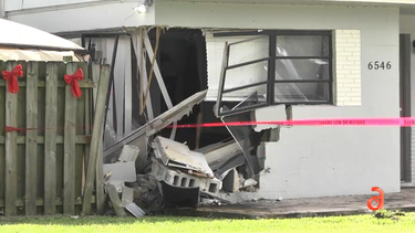 familia se queda sin hogar despues de que un auto se estrella contra su casa en miramar
