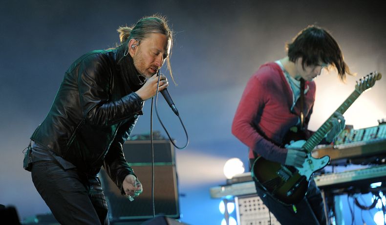 ARCHIVO - Thom Yorke, a la izquierda, y Jonny Greenwood de Radiohead actúan durante el concierto principal de la banda en el Festival de Música y Artes de Coachella Valley en Indio, California el 14 de abril de 2012. (Foto AP/Chris Pizzello, archivo)