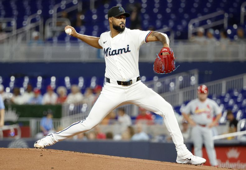 El dominicano Sandy Alcántara, pitcher de los Marlins de Miami, lanza en el juego del miércoles 20 de agosto de 2025, ante los Cardenales de San Luis (AP Foto/Rhona Wise)