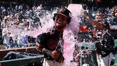 Luis Arráez, de los Gigantes de San Francisco, es empapado por el dominicano Willy Adames, tras la victoria sobre los Angelinos de Los Ángeles, el sábado 25 de julio de 2026. (AP Foto/Jed Jacobsohn)